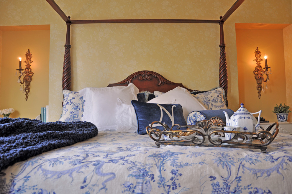 Пример оригинального дизайна: хозяйская спальня среднего размера в классическом стиле с желтыми стенами и темным паркетным полом без камина