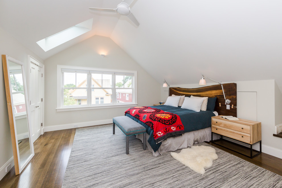 Foto de dormitorio principal clásico renovado grande con paredes grises, suelo de madera en tonos medios y suelo marrón