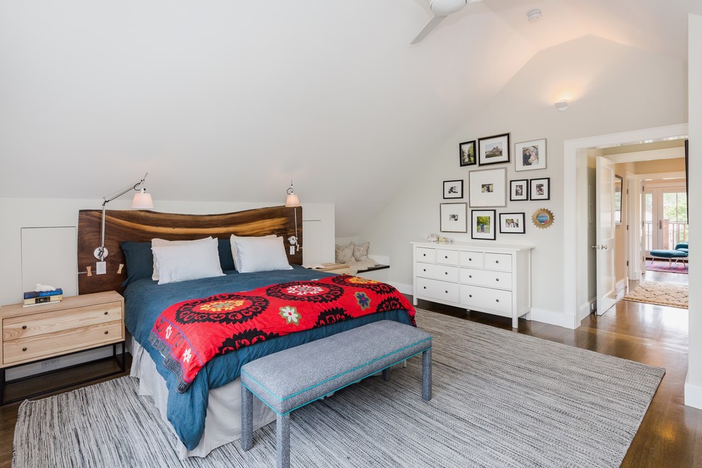 Diseño de dormitorio principal tradicional renovado grande con paredes grises, suelo de madera en tonos medios y suelo marrón