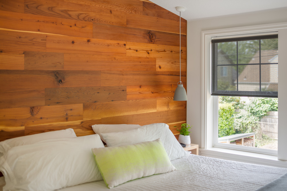 ポートランドにある小さな北欧スタイルのおしゃれな主寝室 (白い壁、カーペット敷き)