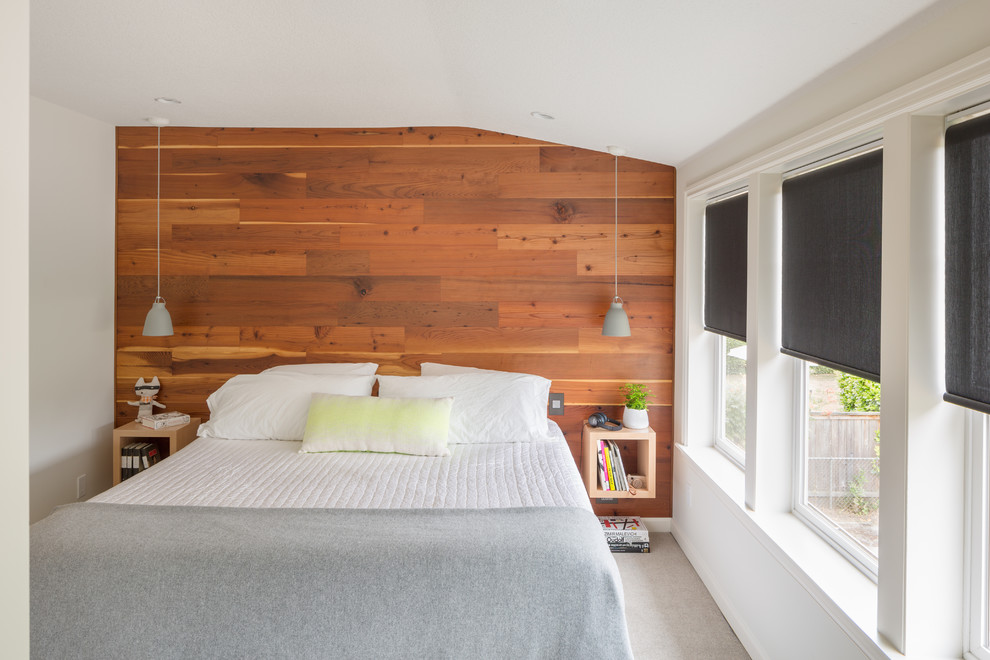 Imagen de dormitorio principal nórdico pequeño sin chimenea con moqueta y paredes marrones