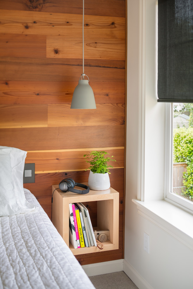 Kleines Skandinavisches Hauptschlafzimmer ohne Kamin mit weißer Wandfarbe und Teppichboden in Portland