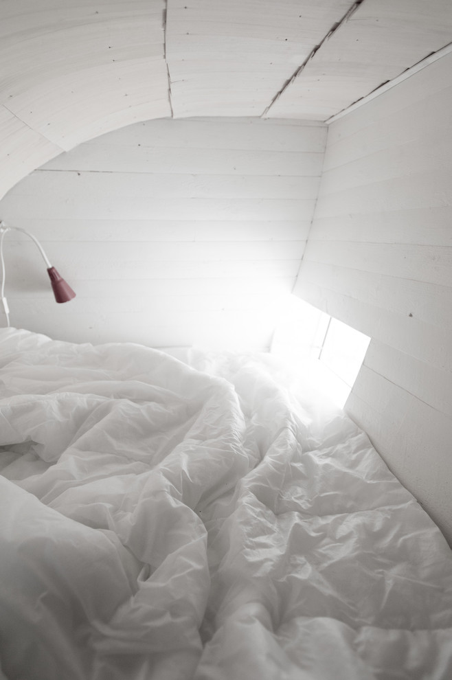 Пример оригинального дизайна: маленькая спальня в скандинавском стиле для на участке и в саду