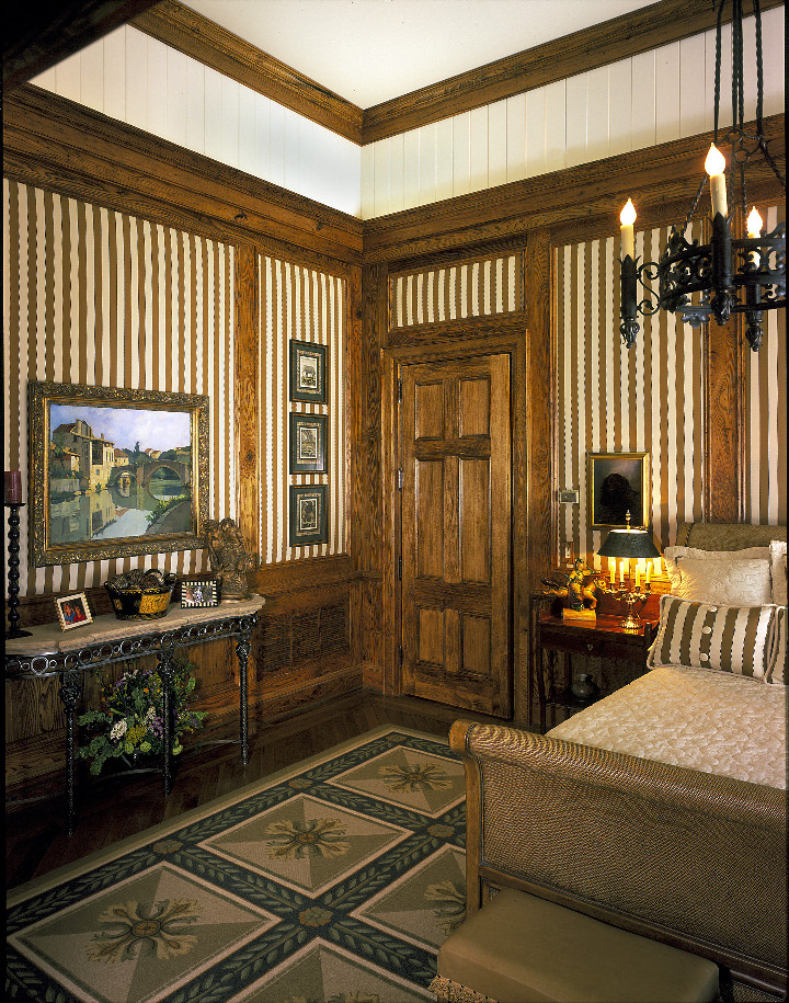 Стильный дизайн: большая хозяйская спальня в классическом стиле с коричневыми стенами и паркетным полом среднего тона без камина - последний тренд