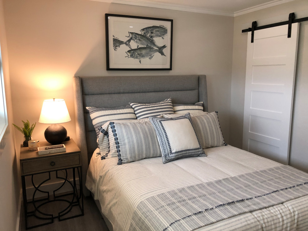 На фото: гостевая спальня среднего размера, (комната для гостей) в морском стиле с белыми стенами, полом из винила и серым полом с