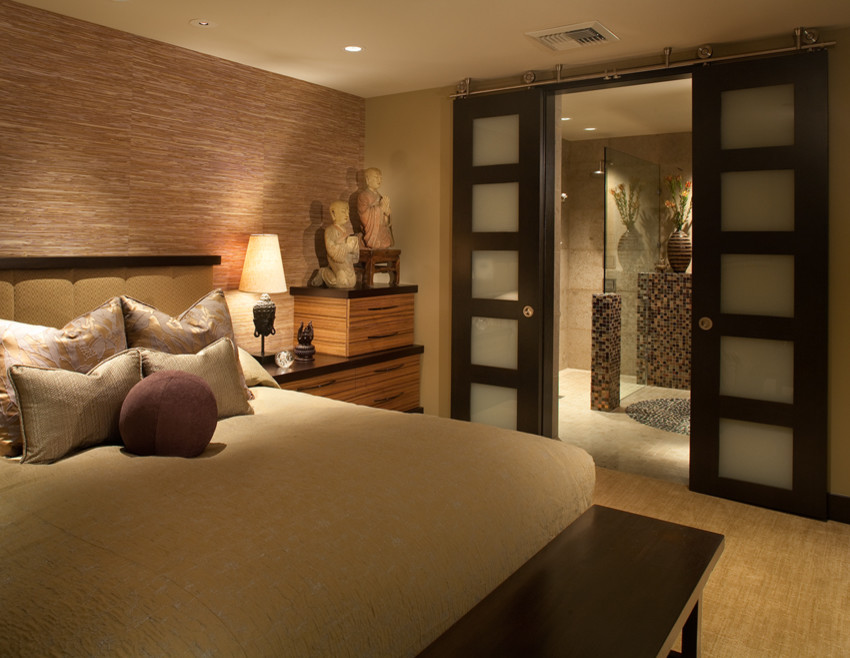 Mittelgroßes Asiatisches Hauptschlafzimmer ohne Kamin mit bunten Wänden, Teppichboden und braunem Boden in San Diego