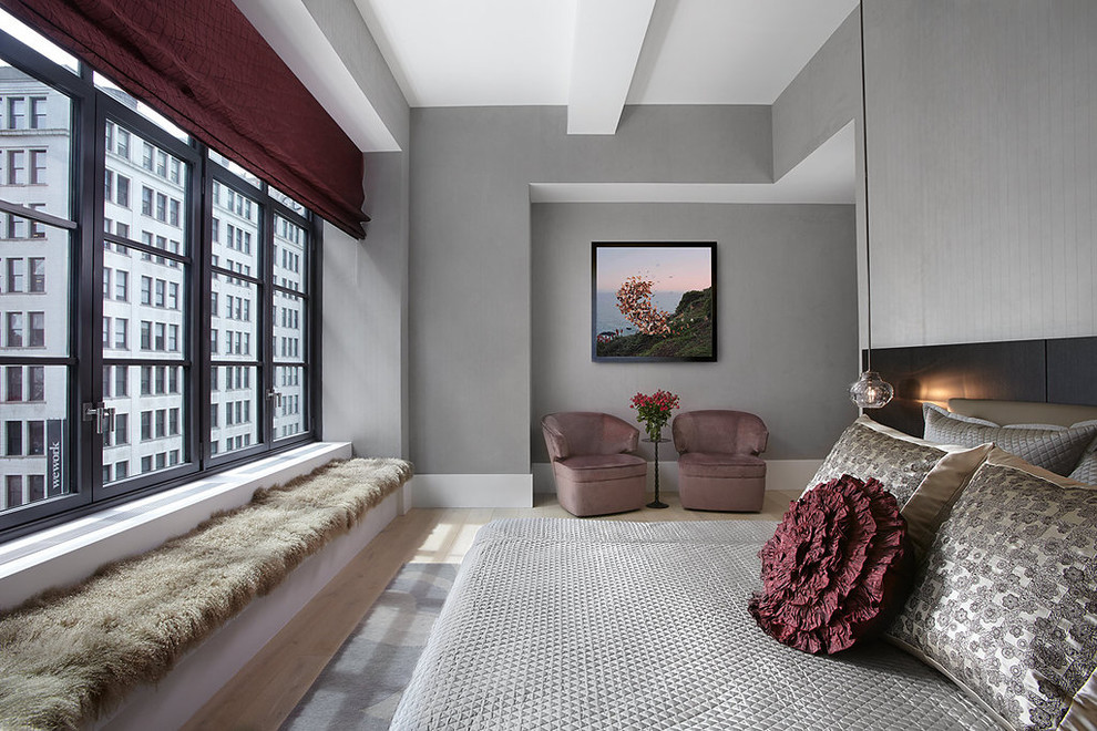 Exemple d'une chambre parentale tendance de taille moyenne avec un mur gris, parquet clair, un sol beige et aucune cheminée.