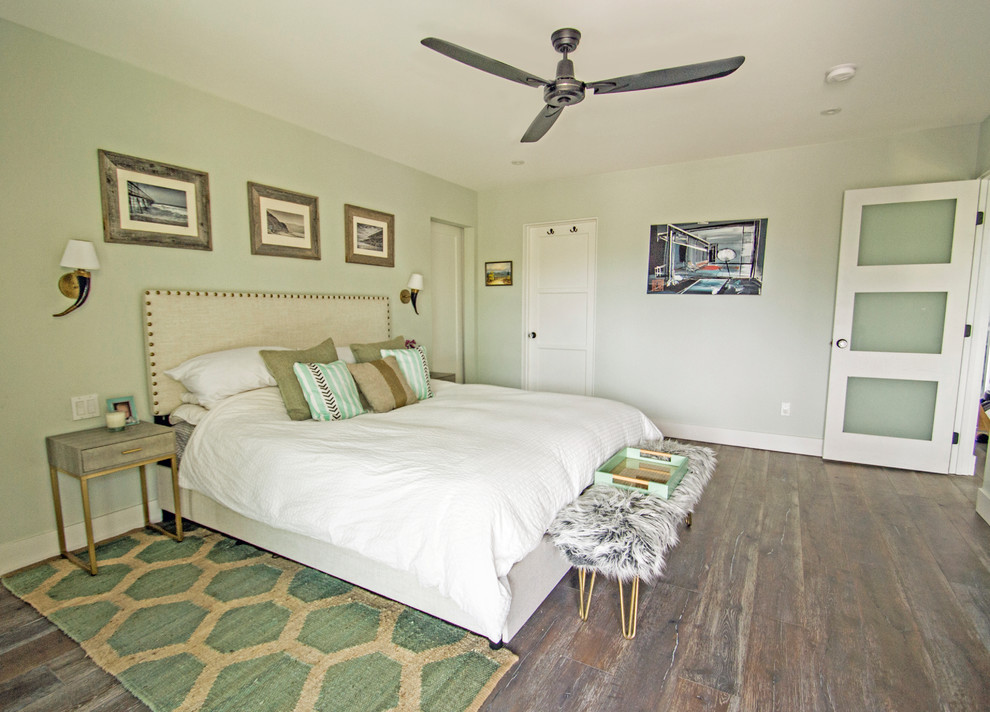 Источник вдохновения для домашнего уюта: гостевая спальня среднего размера, (комната для гостей) в стиле неоклассика (современная классика) с зелеными стенами и серым полом