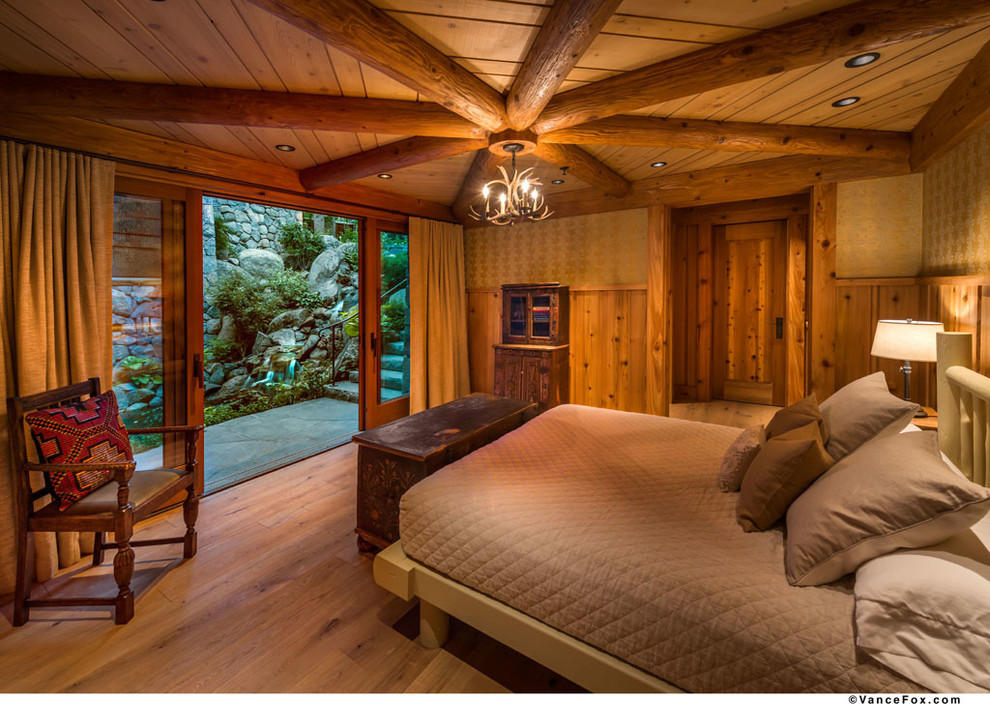 Rustikales Schlafzimmer mit bunten Wänden und hellem Holzboden in Sacramento