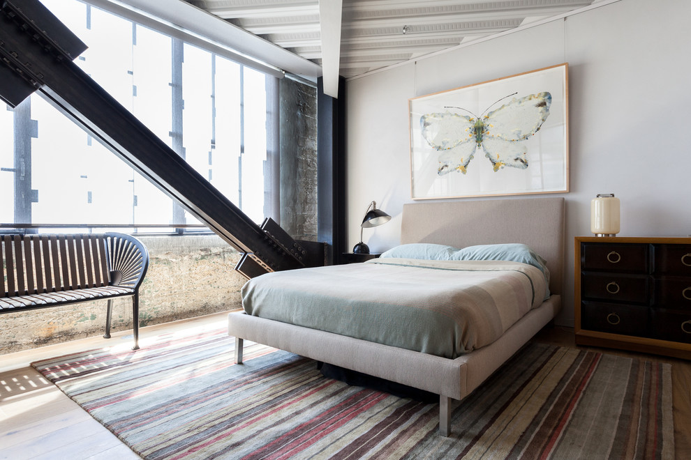 Идея дизайна: спальня в стиле лофт с серыми стенами и светлым паркетным полом