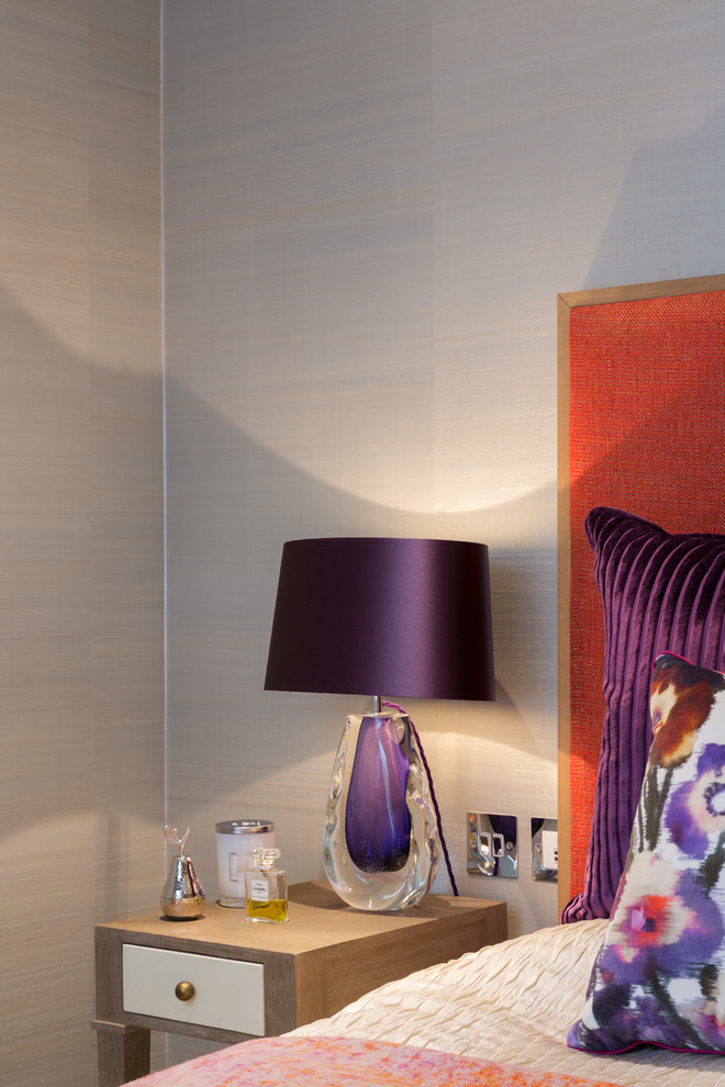 Modelo de habitación de invitados ecléctica pequeña sin chimenea con paredes beige, moqueta y suelo beige