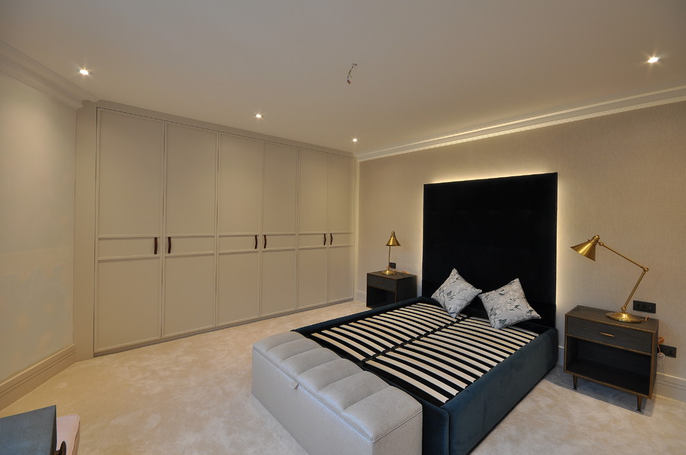 Стильный дизайн: спальня в классическом стиле с серыми стенами - последний тренд