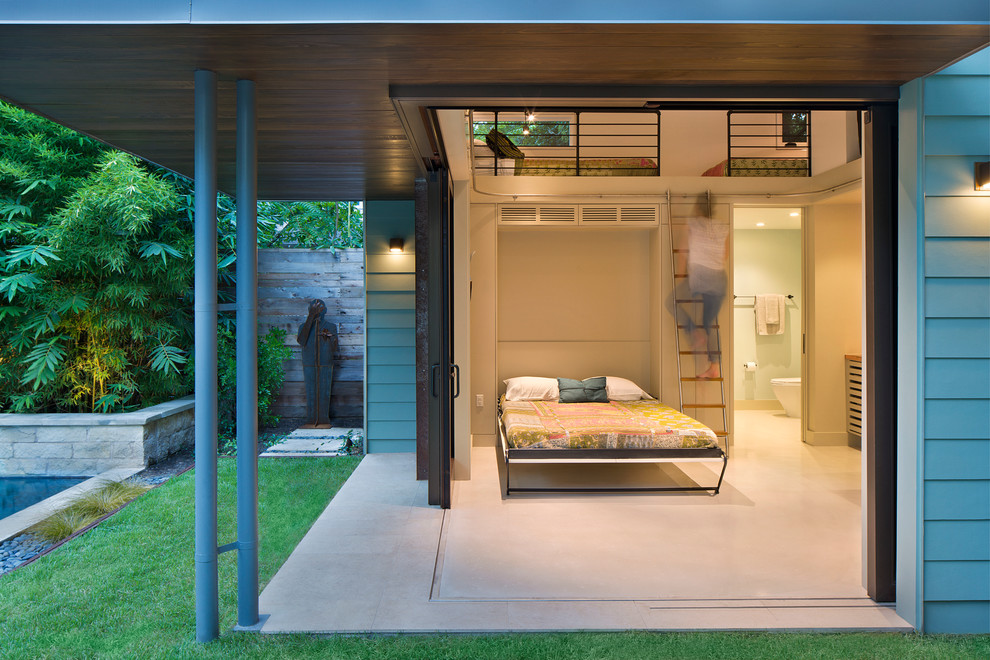 На фото: маленькая спальня в современном стиле с белыми стенами и бетонным полом без камина для на участке и в саду