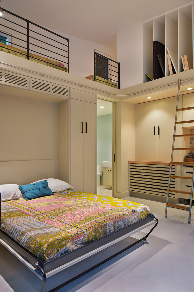 オースティンにある小さなコンテンポラリースタイルのおしゃれな寝室 (白い壁、コンクリートの床、暖炉なし)
