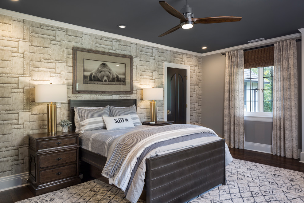 Klassisches Schlafzimmer mit grauer Wandfarbe, dunklem Holzboden und braunem Boden in Cincinnati