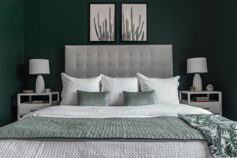 シカゴにある中くらいなコンテンポラリースタイルのおしゃれな主寝室 (緑の壁、濃色無垢フローリング) のインテリア