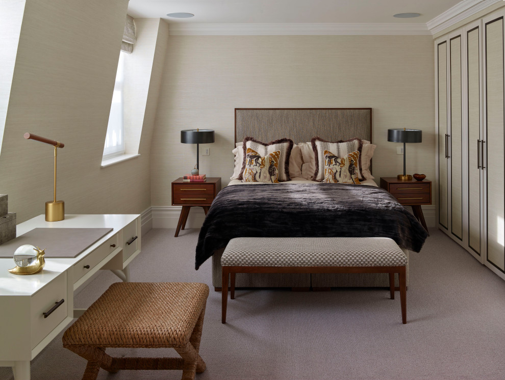 Идея дизайна: хозяйская спальня среднего размера в современном стиле с бежевыми стенами, ковровым покрытием и серым полом