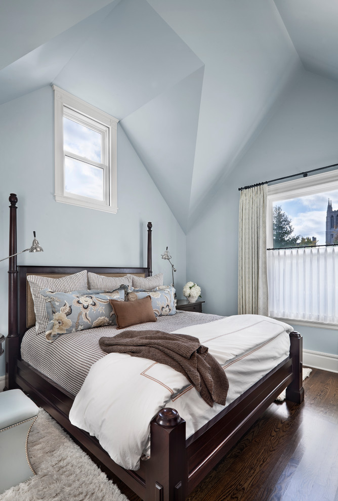 Cette image montre une chambre traditionnelle avec un mur bleu.