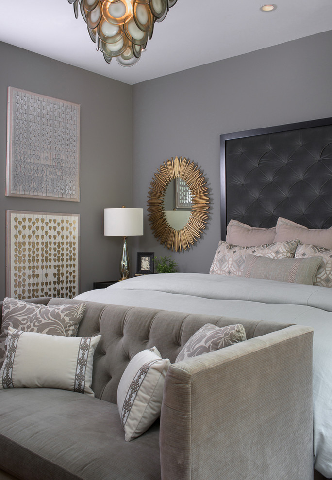 Пример оригинального дизайна: хозяйская спальня среднего размера в стиле неоклассика (современная классика) с серыми стенами без камина