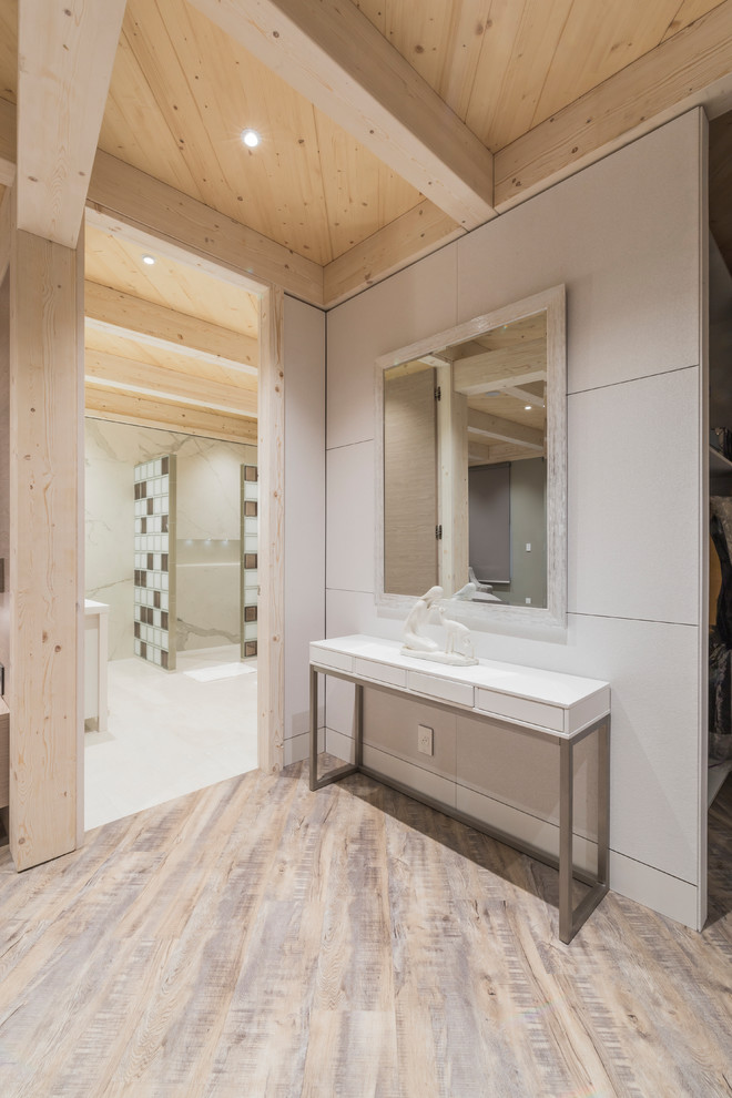 Modernes Schlafzimmer mit grauer Wandfarbe und Laminat in Calgary