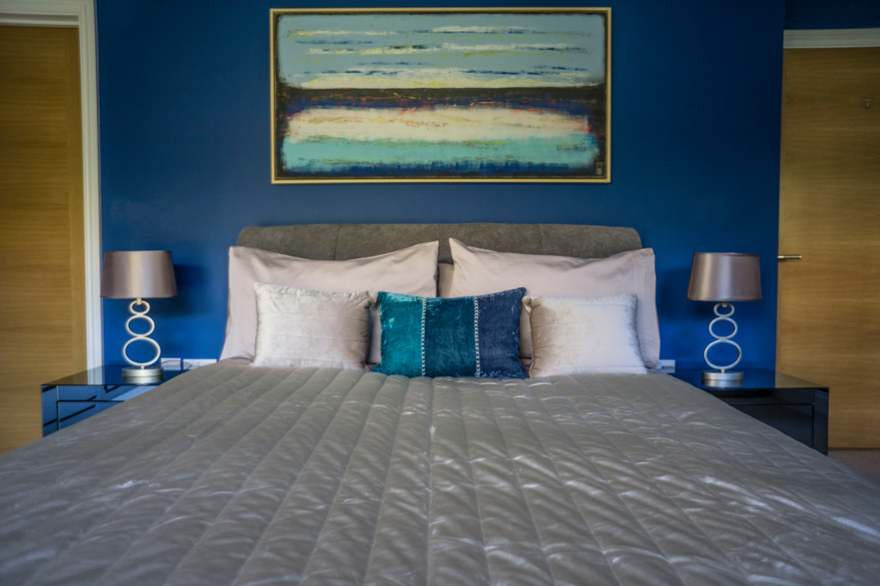 Idées déco pour une chambre contemporaine de taille moyenne avec un mur bleu et un sol beige.