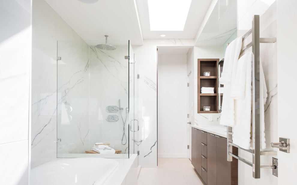 Idéer för funkis badrum, med vita väggar, ljust trägolv och brunt golv
