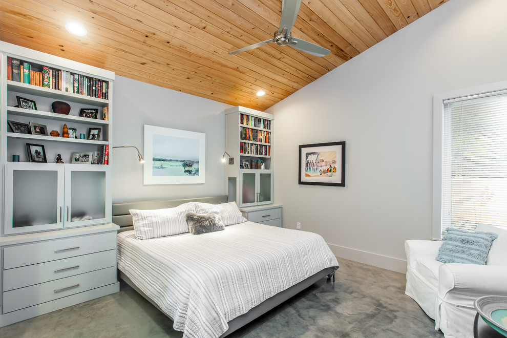 ニューオリンズにある中くらいなコンテンポラリースタイルのおしゃれな主寝室 (コンクリートの床、グレーの床、グレーの壁)