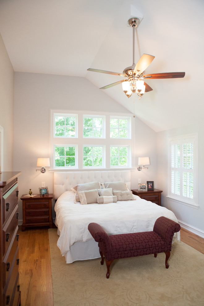 Ejemplo de dormitorio contemporáneo grande con paredes beige y suelo de baldosas de porcelana