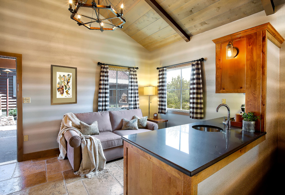 Mittelgroßes Uriges Schlafzimmer ohne Kamin, im Loft-Style mit Betonboden und beiger Wandfarbe in Austin