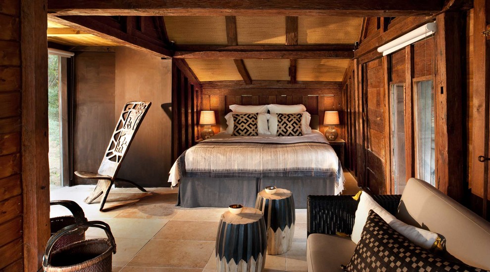 Mittelgroßes Hauptschlafzimmer ohne Kamin mit brauner Wandfarbe und Travertin in London