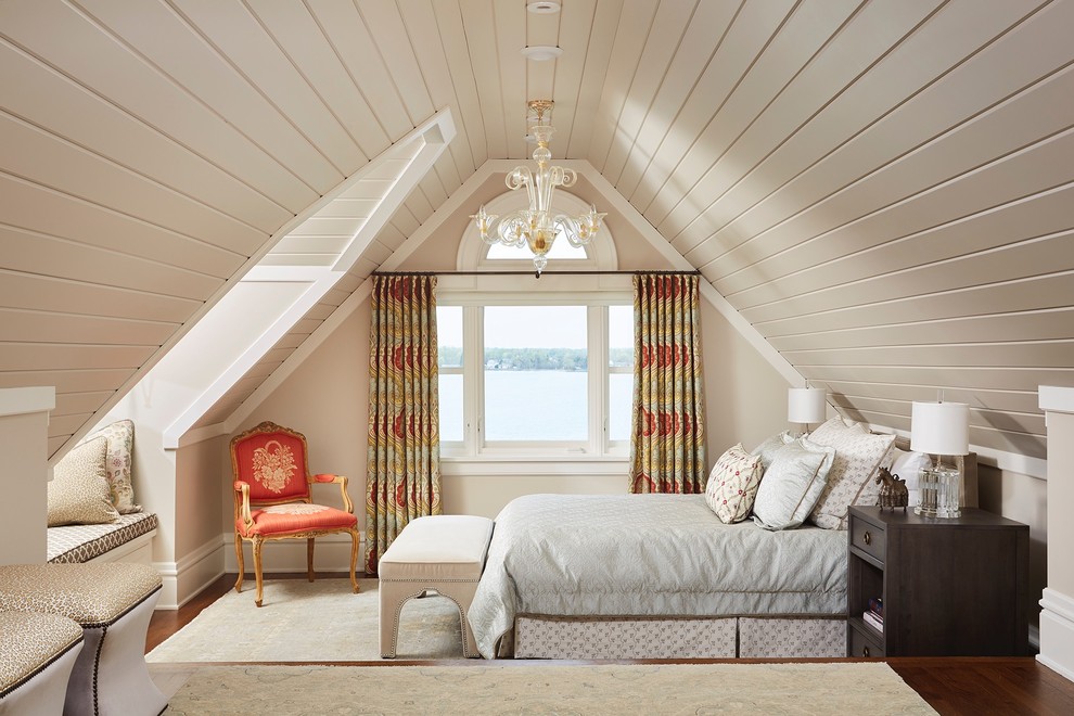 Diseño de dormitorio principal clásico grande con paredes beige, suelo de madera oscura y suelo marrón