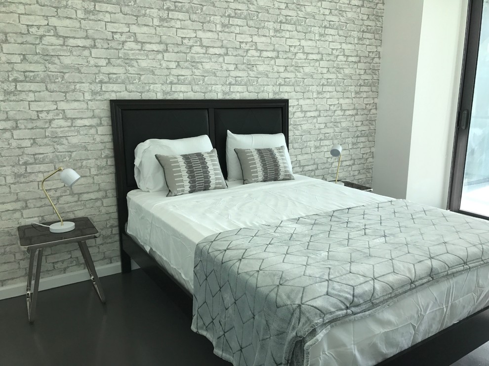 Modelo de habitación de invitados clásica renovada de tamaño medio sin chimenea con paredes blancas, suelo de cemento y suelo negro