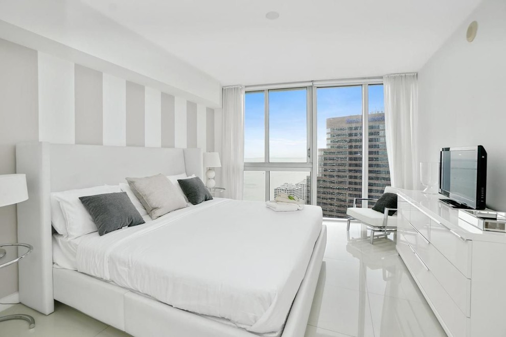 Mittelgroßes Modernes Hauptschlafzimmer mit weißer Wandfarbe, Porzellan-Bodenfliesen und weißem Boden in Miami