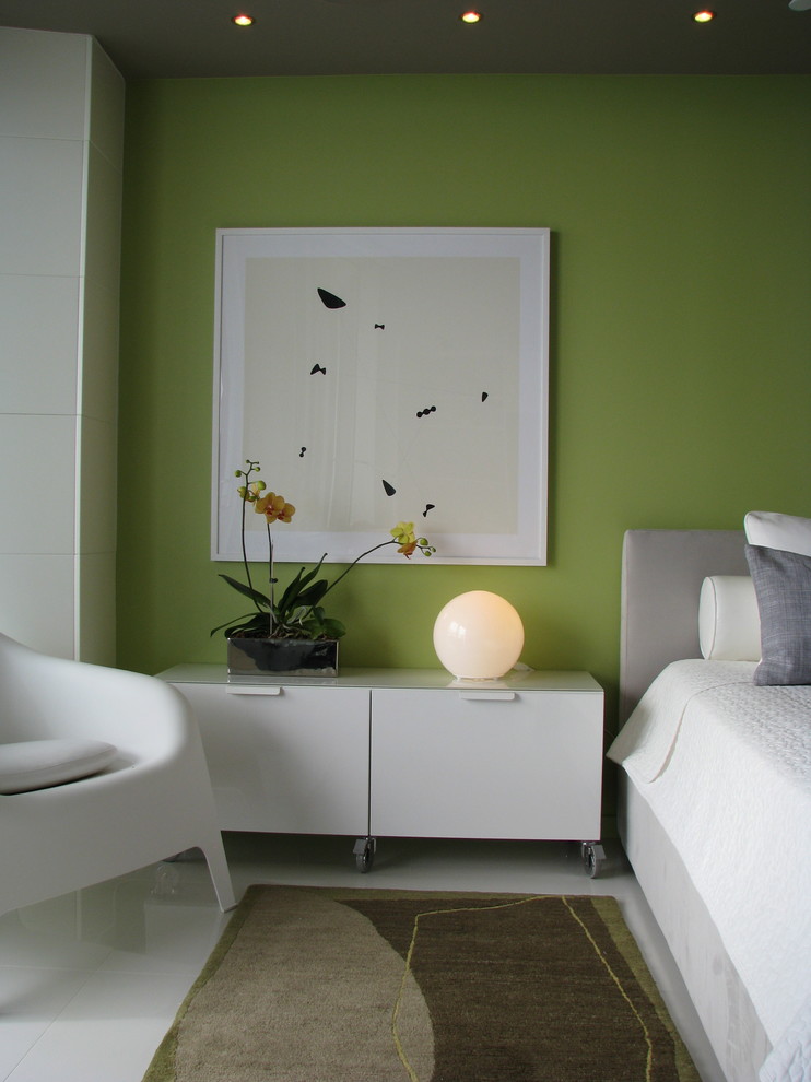 Свежая идея для дизайна: хозяйская спальня среднего размера в стиле модернизм с зелеными стенами и полом из керамогранита без камина - отличное фото интерьера