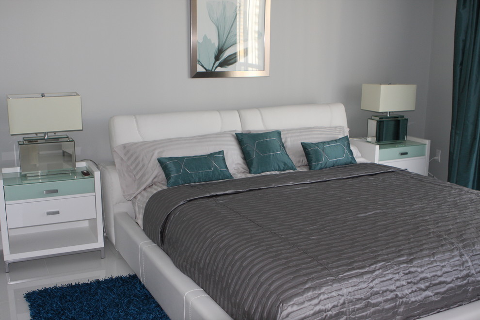 На фото: гостевая спальня среднего размера, (комната для гостей) в современном стиле с белыми стенами и полом из керамогранита с