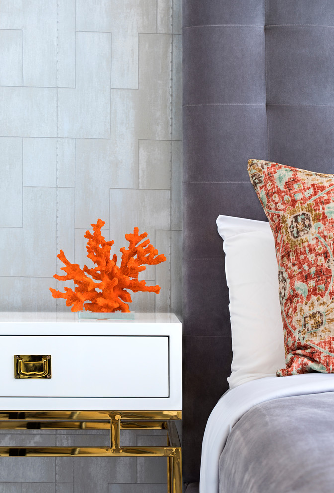 Diseño de dormitorio principal clásico renovado de tamaño medio con paredes blancas, suelo de mármol y suelo gris