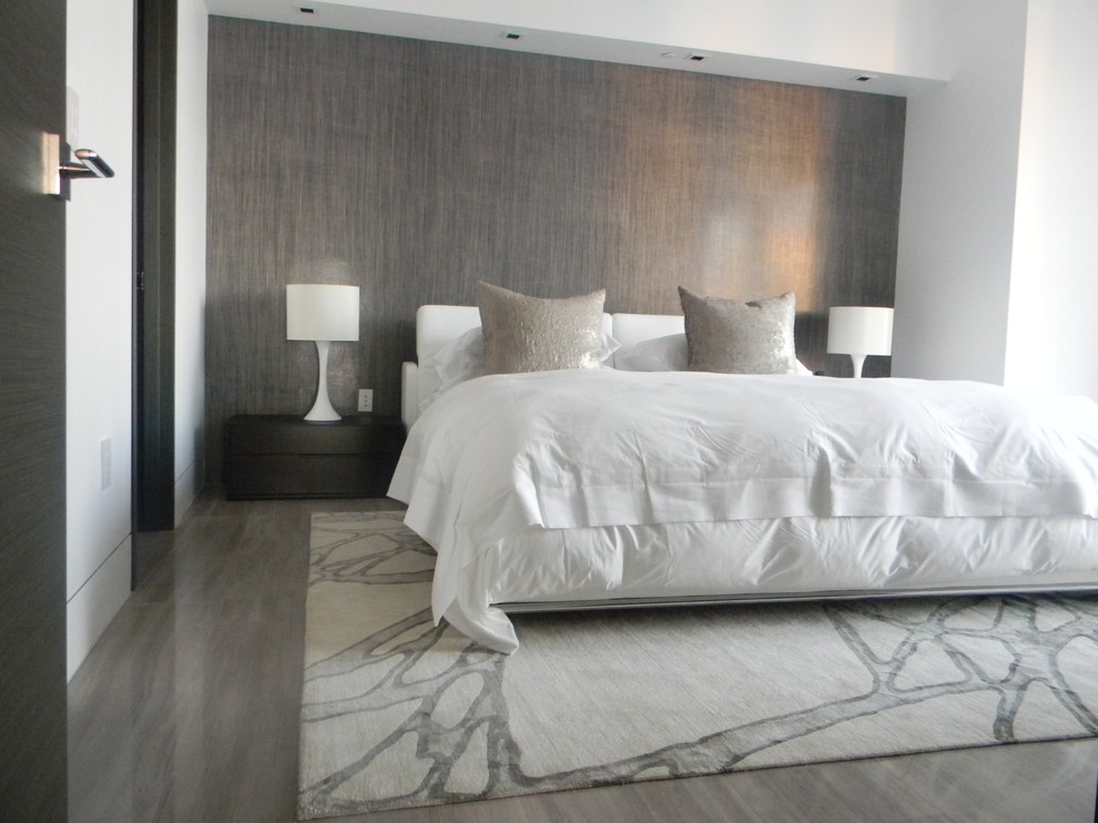 Ejemplo de dormitorio principal minimalista de tamaño medio sin chimenea con paredes multicolor y suelo de madera oscura