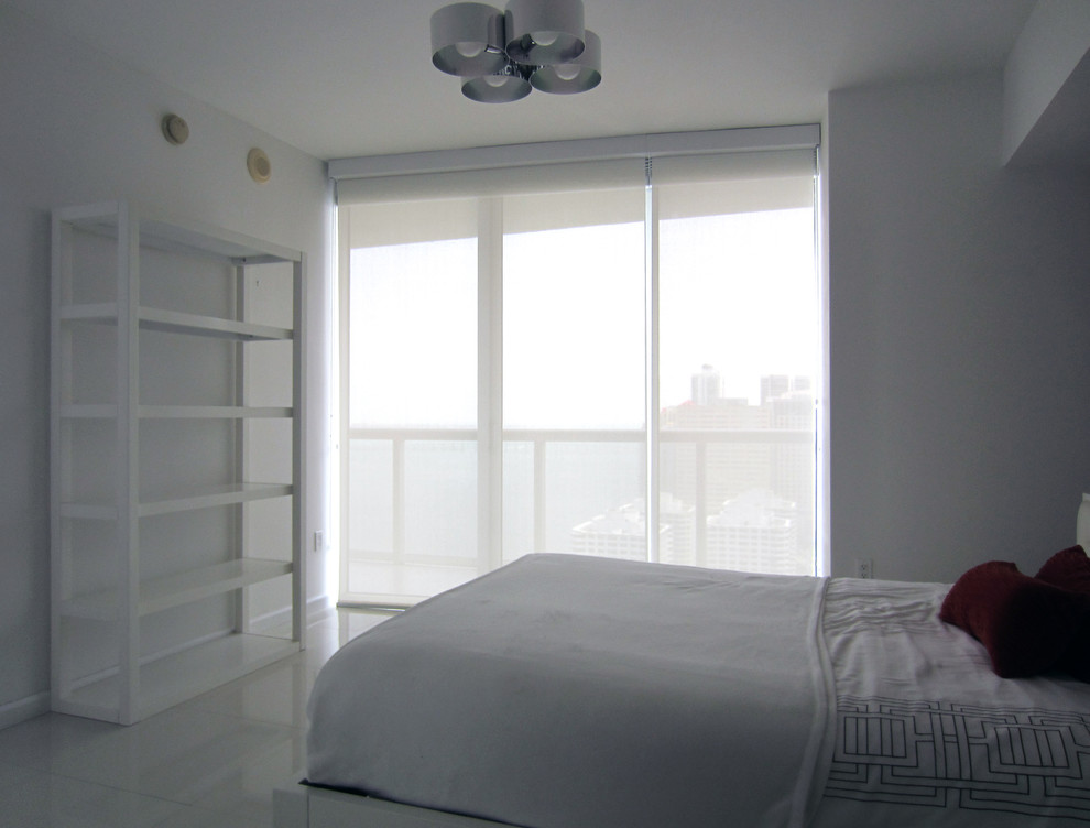 Foto de habitación de invitados moderna de tamaño medio con paredes blancas y suelo de baldosas de cerámica