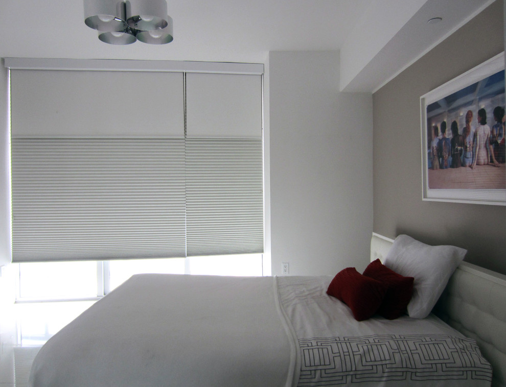 Пример оригинального дизайна: гостевая спальня среднего размера, (комната для гостей) в стиле модернизм с бежевыми стенами и деревянным полом