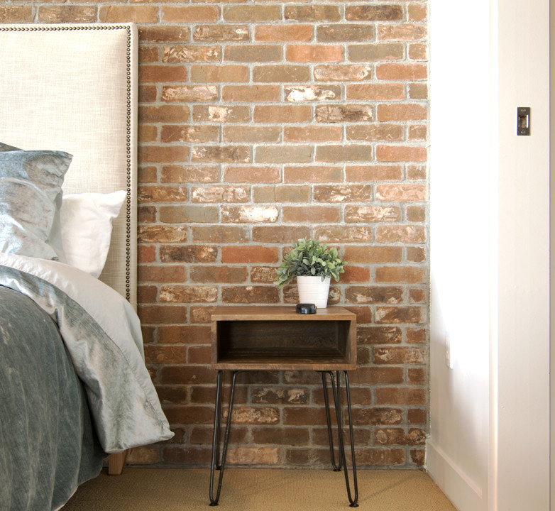 Foto de habitación de invitados moderna de tamaño medio sin chimenea con paredes blancas, moqueta y suelo beige