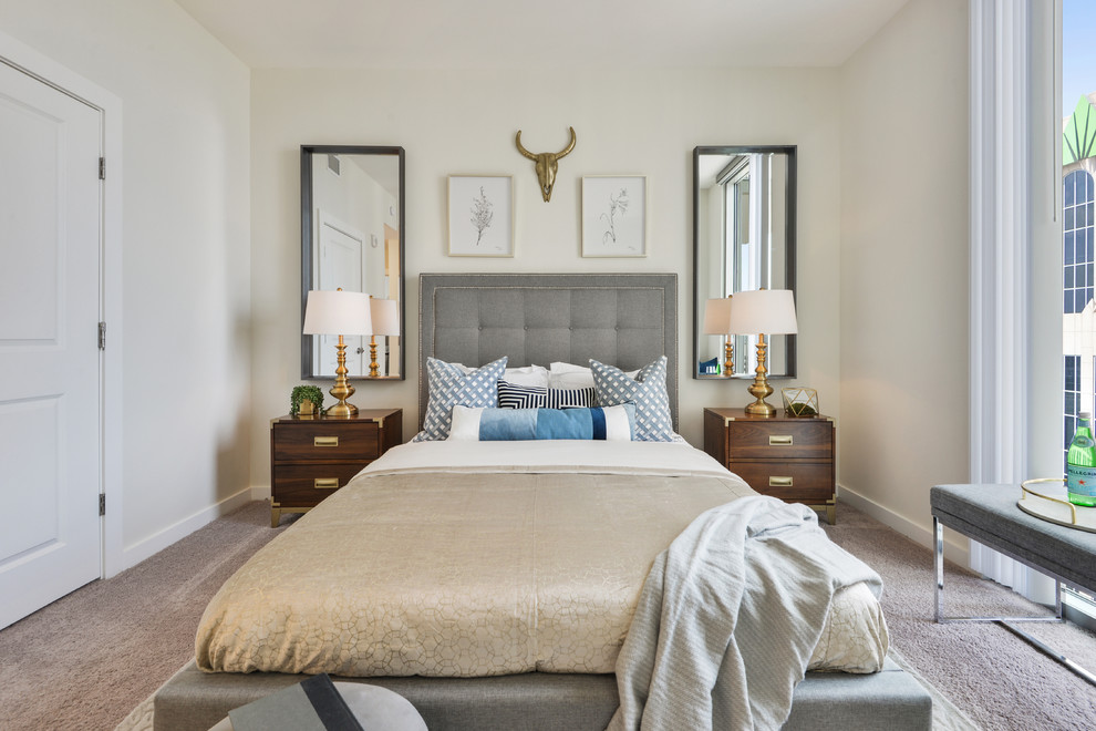 Foto di una camera da letto minimalista con pareti bianche, moquette e pavimento grigio