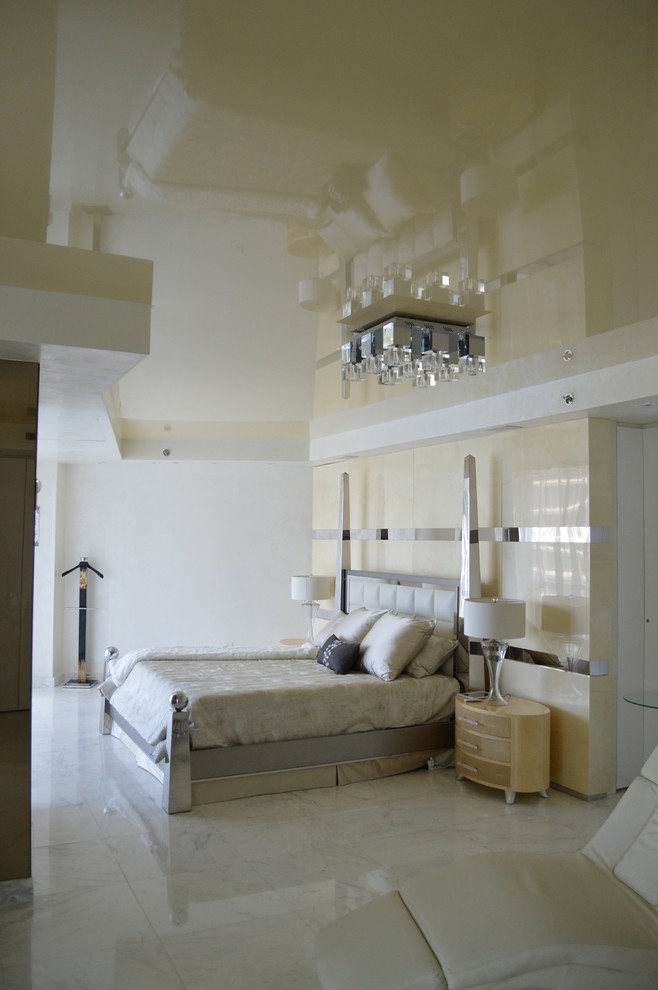 Diseño de dormitorio principal minimalista de tamaño medio con paredes beige y suelo de mármol