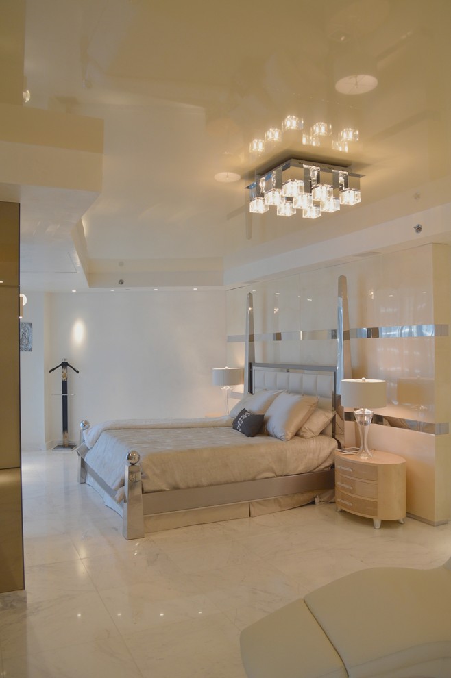 Idée de décoration pour une chambre parentale minimaliste de taille moyenne avec un mur beige et un sol en marbre.