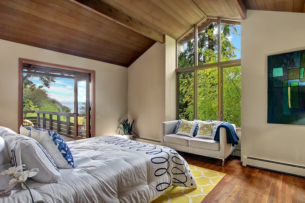 Foto de dormitorio principal vintage de tamaño medio sin chimenea con suelo de madera en tonos medios y paredes beige