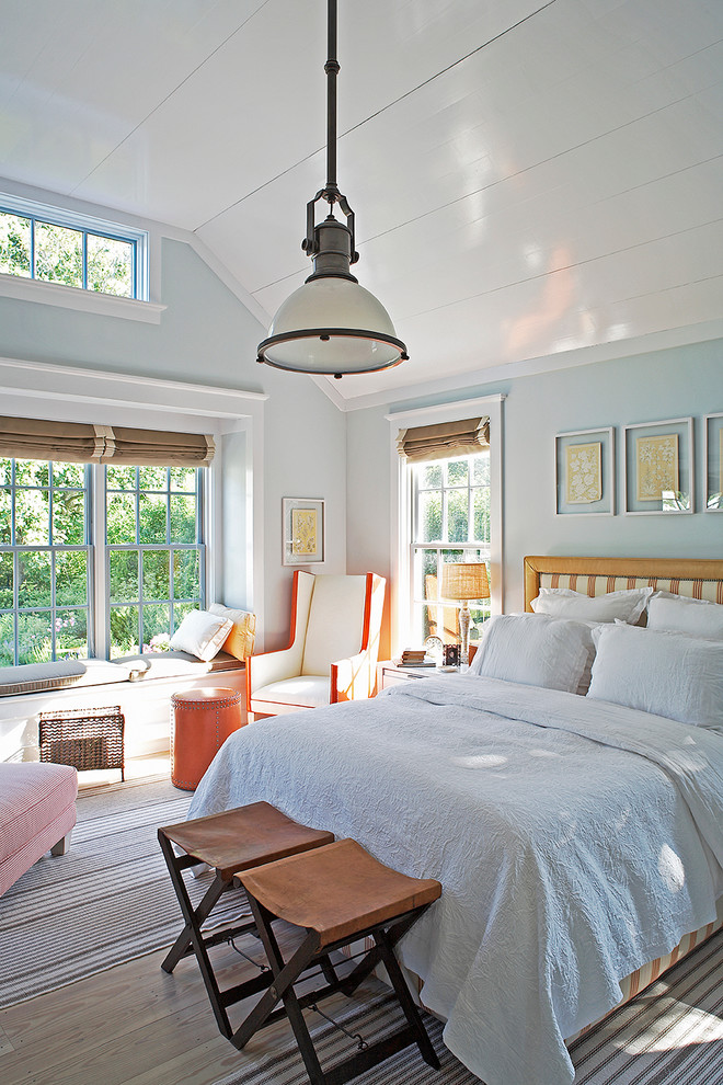 Immagine di una camera da letto tradizionale con pareti blu