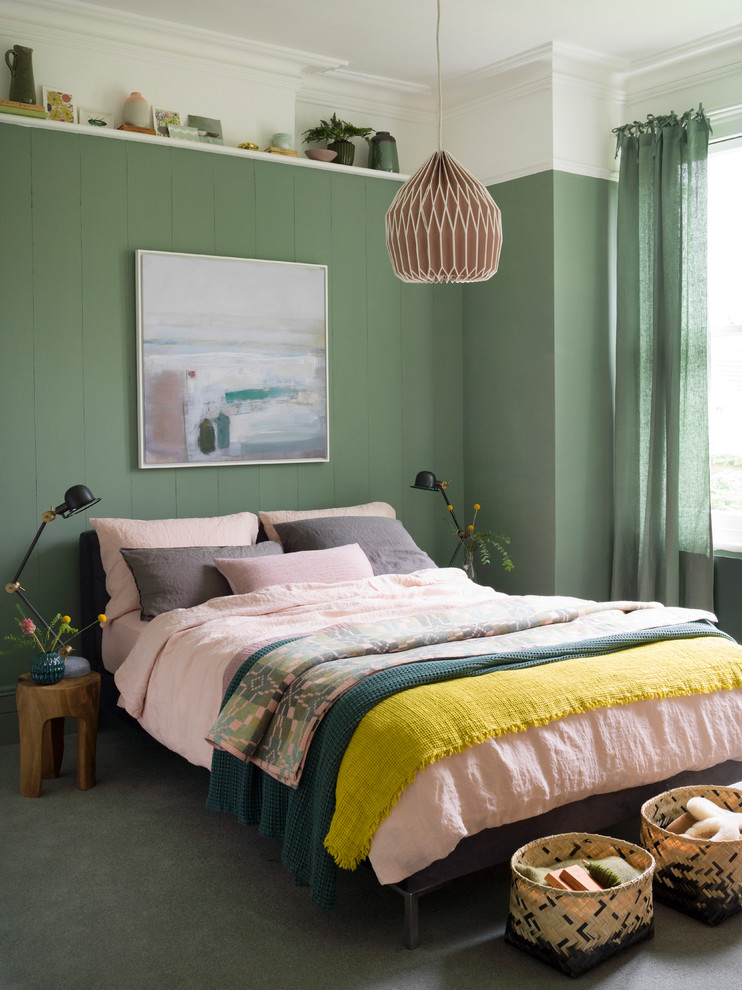 ロンドンにあるコンテンポラリースタイルのおしゃれな主寝室 (緑の壁、カーペット敷き、グレーの床) のインテリア