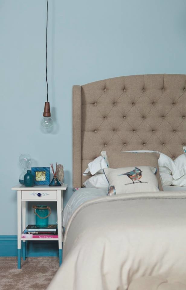 Источник вдохновения для домашнего уюта: хозяйская спальня среднего размера в морском стиле с синими стенами, ковровым покрытием и бежевым полом