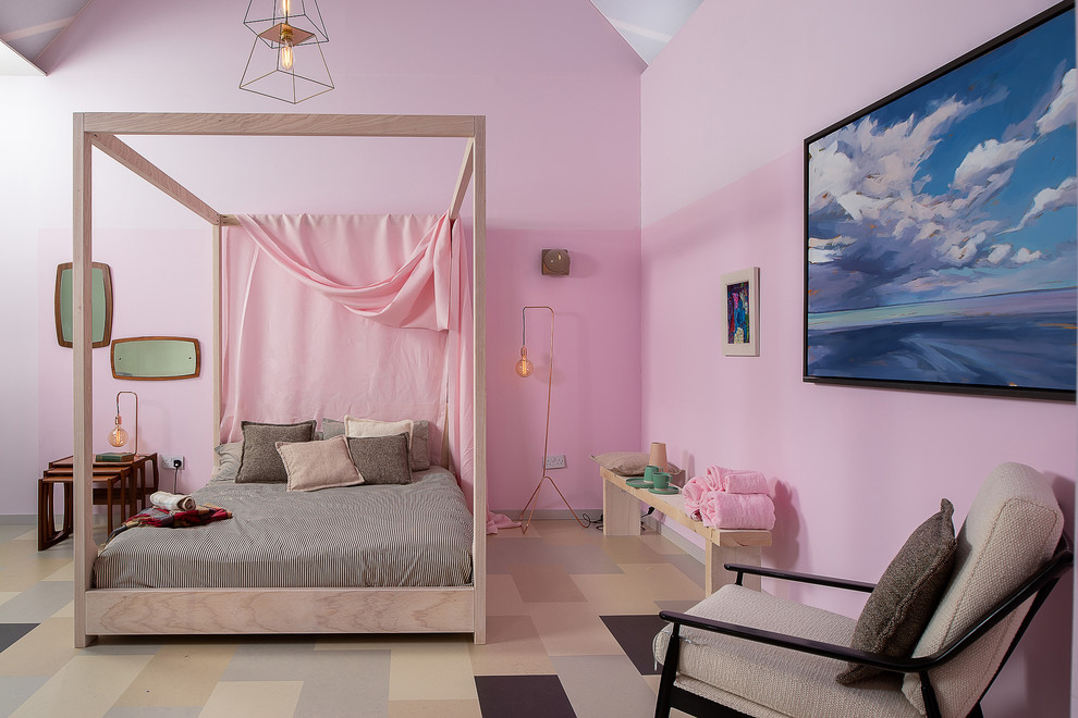 На фото: спальня в современном стиле с розовыми стенами и разноцветным полом с