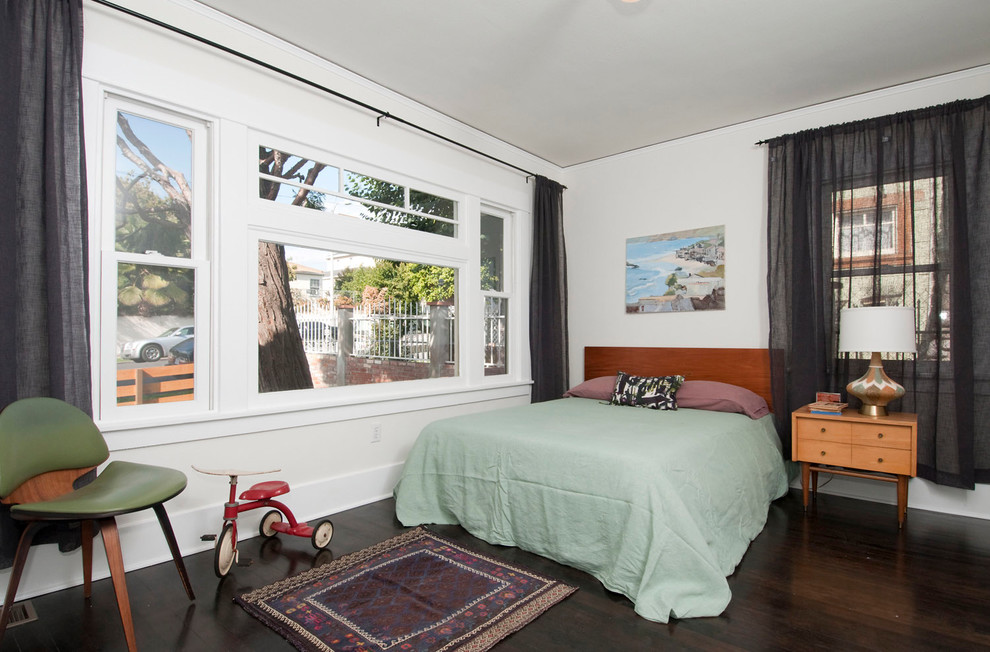 Eklektisches Schlafzimmer mit weißer Wandfarbe und dunklem Holzboden in Los Angeles