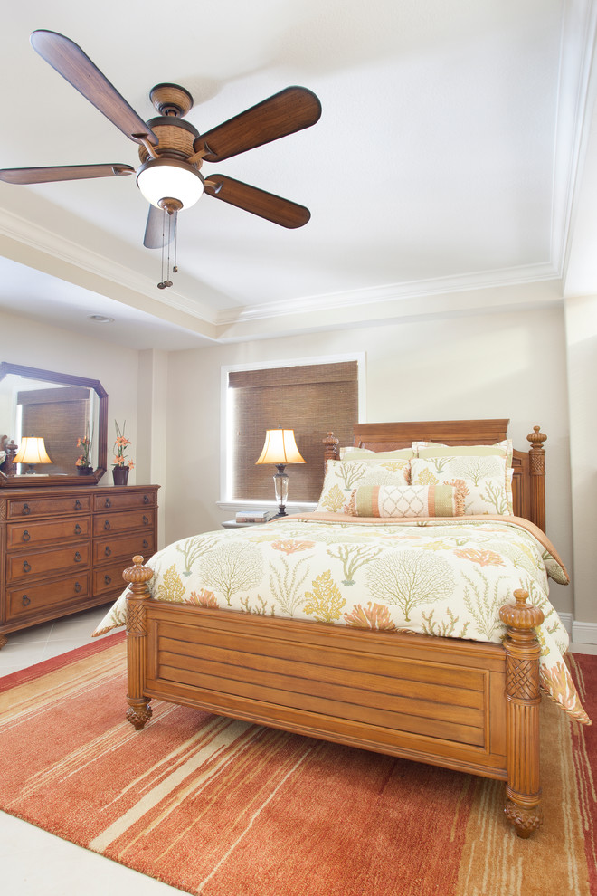 Diseño de dormitorio clásico de tamaño medio sin chimenea con paredes beige, suelo de baldosas de cerámica y suelo beige